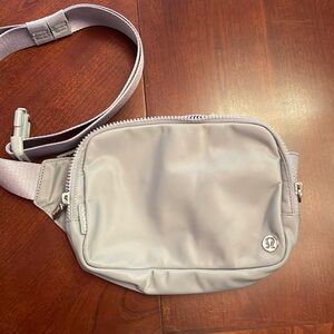 Lululemon Everywhere belt bag. Large 2L -rhino grey